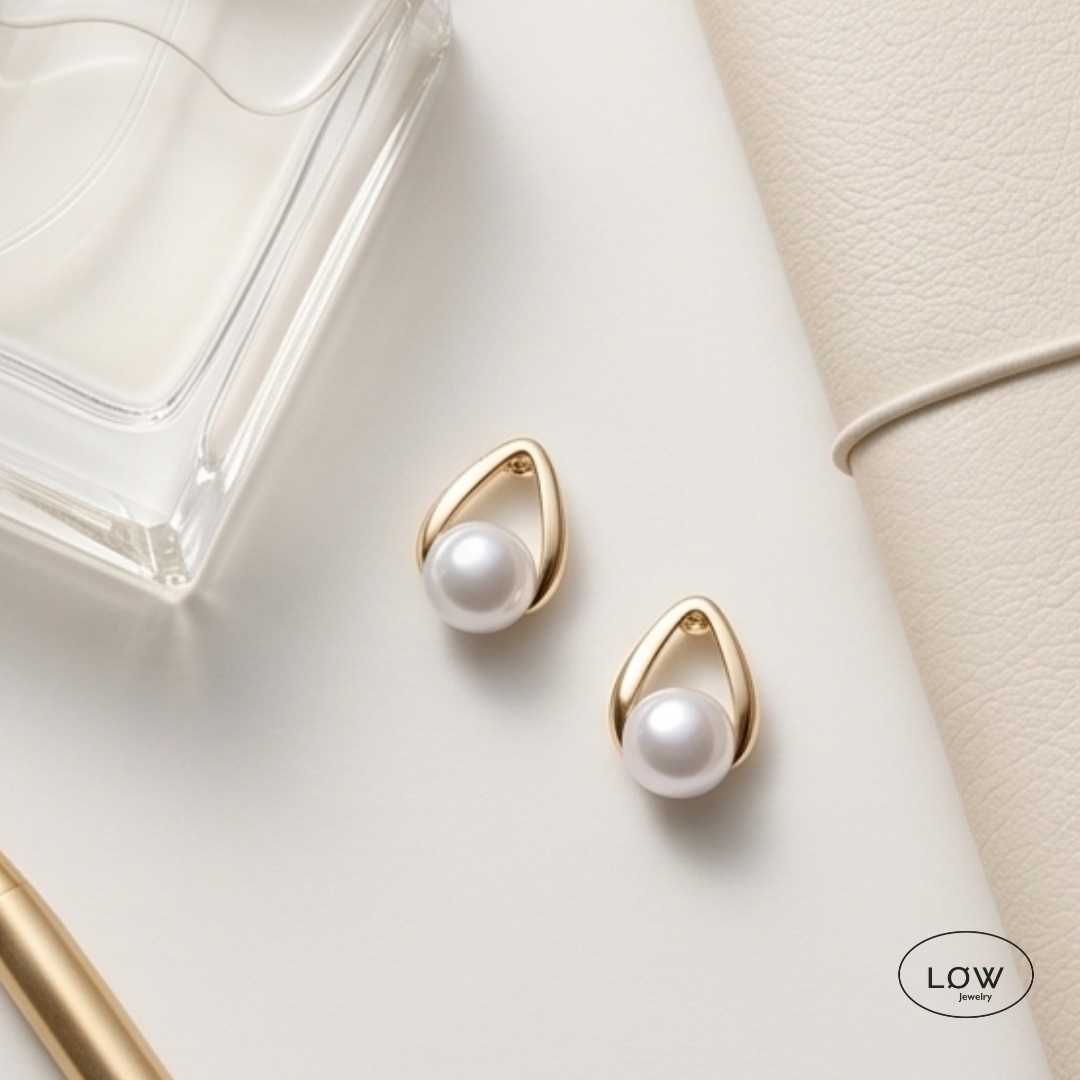 Auréa Pearl Frame Earrings - Image 3