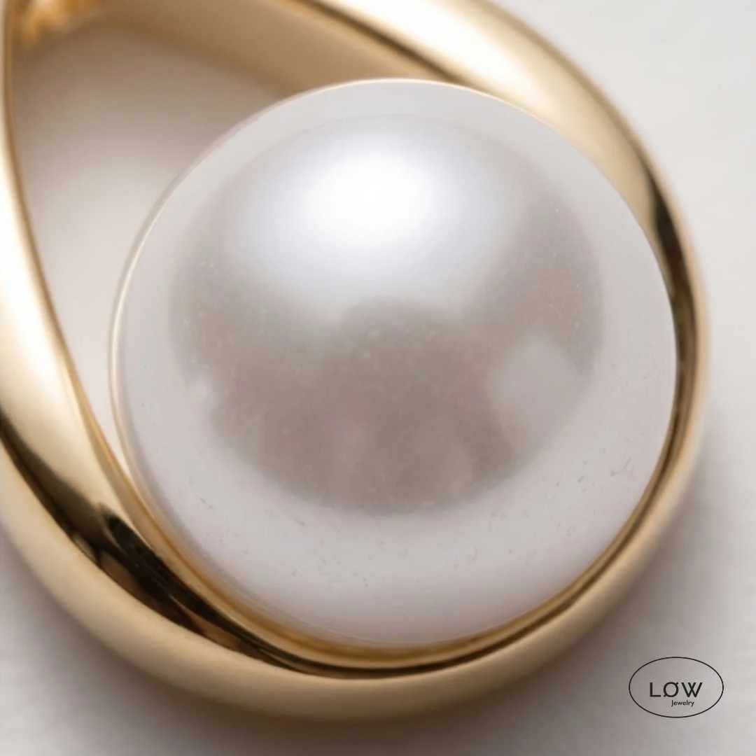 Auréa Pearl Frame Earrings - Image 4